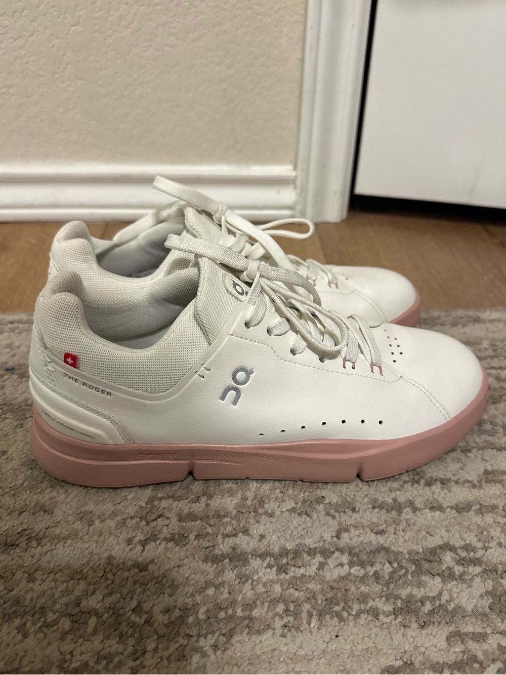 LIKE NEW! On Cloud THE ROGER Advantage Woman’s Sneakers